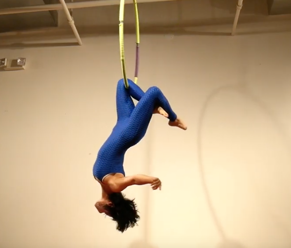 knee hang aerial hoop